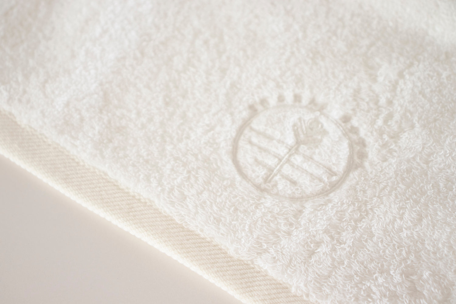 鶴岡シルク｜kibiso］ロゴ入りバスタオル［Hotel Original］